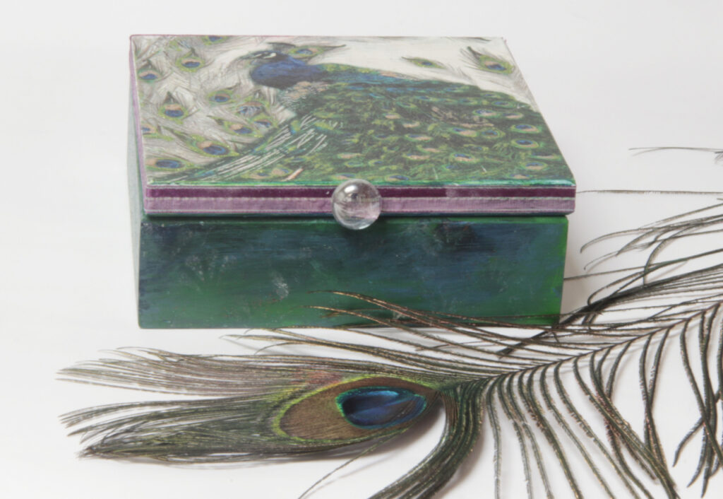 pudełko z pawiem decoupage