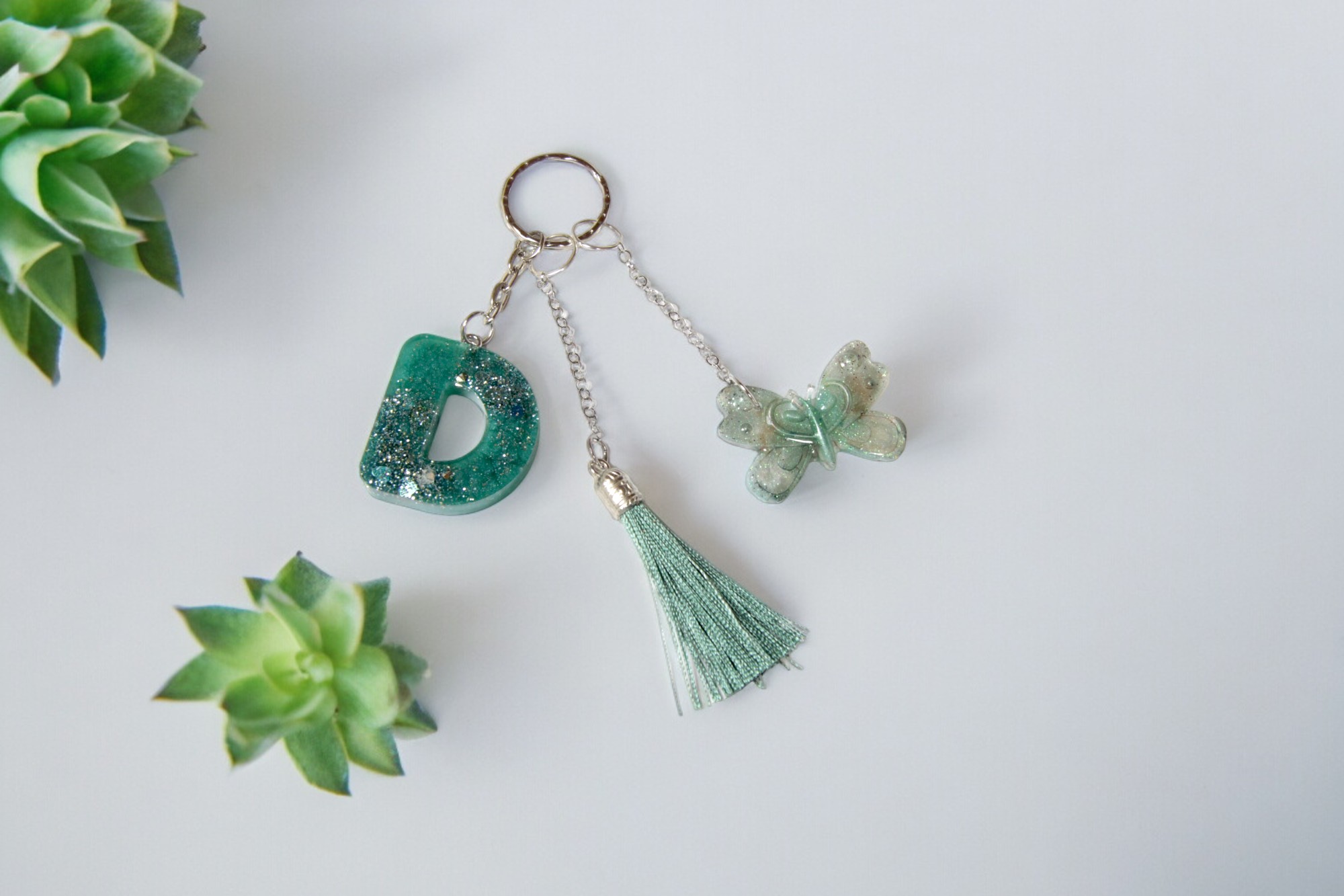 _MG_1237-Photoroom (1) breloczek żywica litera