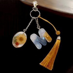 breloczek, litera, żywica