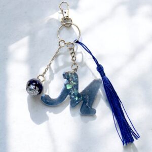 breloczek, litera, żywica