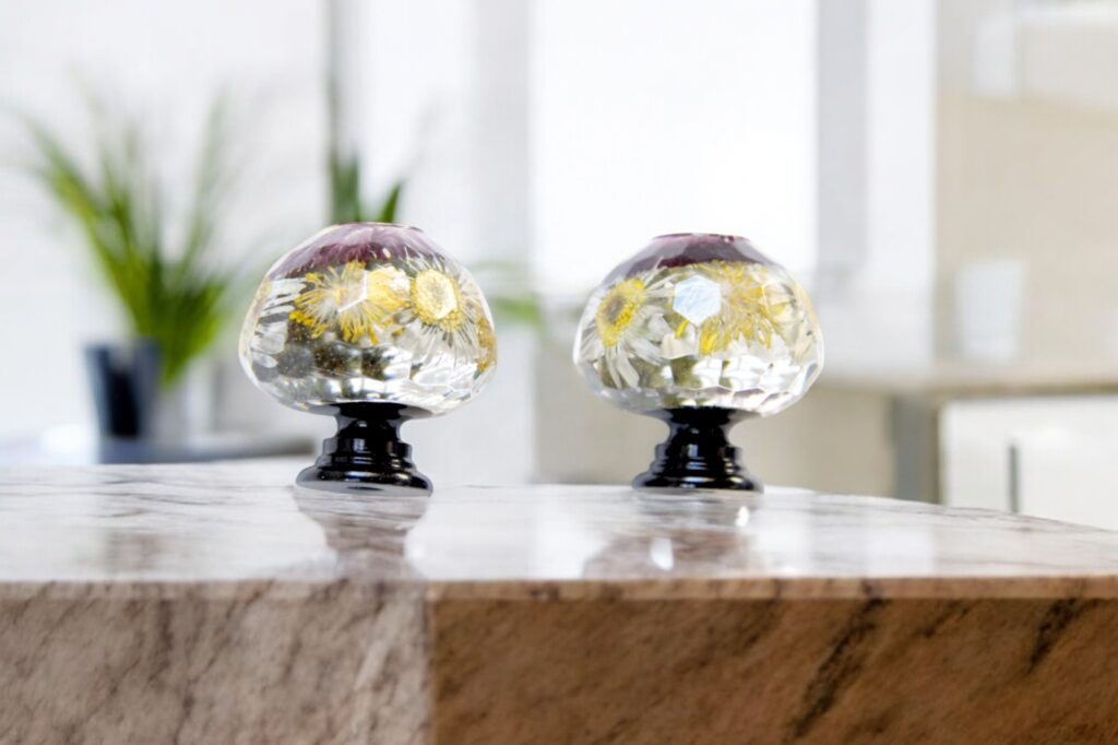 gałka meblowa, żywica, zatopione kwiaty