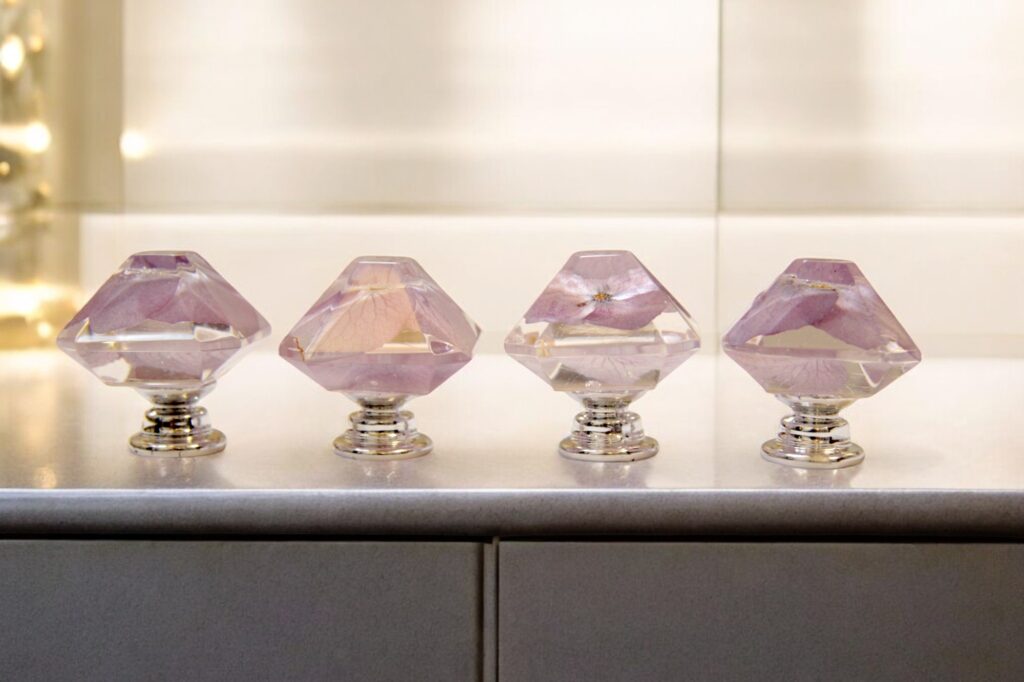 gałka meblowa, żywica, suszone kwiaty