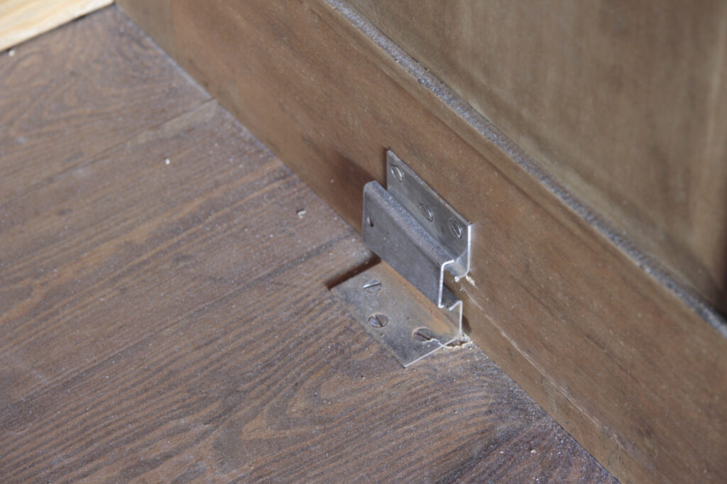Łączenie podłogi szafy ze ścianką boczną. 