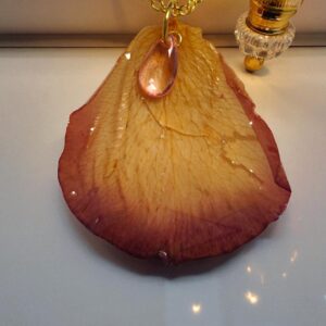 zawieszka z żywicy płatek róży